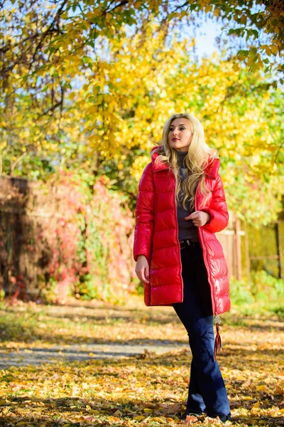 Девушке нравится осенняя прогулка. Одежда для осенней прогулки. Женщина носит пальто или теплый пиджак, стоя в парке желтой листвы фона. Должно быть, осенний гардероб. Будь яркой этой осенью. Осенняя мода — стоковое фото