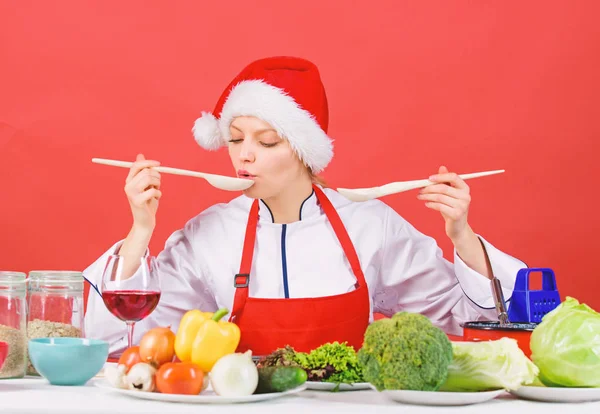 Gezonde christmas holiday recepten. Feestelijke menu concept. Vrouw chef-kok santa hat koken houdt houten lepels. Beste Kerst Recepten. Het idee van het diner van Kerstmis. Probeer de hoofdmaaltijd. Eenvoudige ideeën voor kerstfeest — Stockfoto