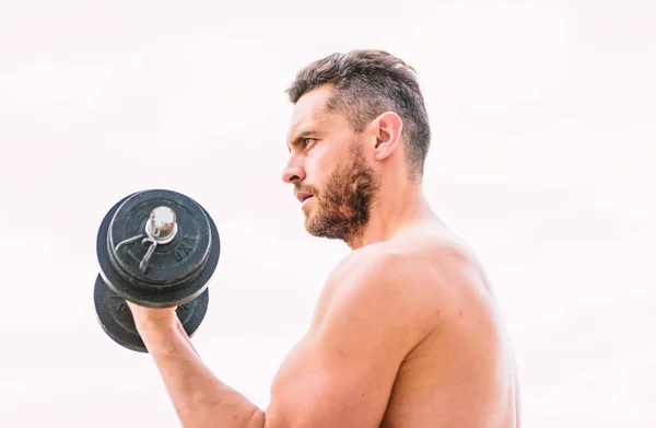 Ember sportolója erős kézzel. Szteroidok. sportos testtel. Súlyzó tornaterem. fitnesz és sport. Izmos ember gyakorlása reggel súlyzó. Siker. Tökéletes bicepsz. Vezetése az izmok rugalmas — Stock Fotó