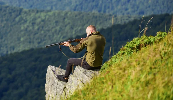 Estilo militar. varón en camuflaje. Hombre musculoso sostiene el arma. propósito y éxito. Fuerzas del ejército. francotirador llegar a la montaña objetivo. soldado en el campo. polígono. Hombre listo para disparar. pasatiempo cazador — Foto de Stock