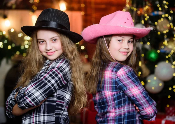 A festa começou. Conceito de festa de Natal. Meninas irmãs chapéus de carnaval trajes festa de ano novo. Crianças amigos celebram férias de inverno. A família celebra o Natal. Ambiente festivo. Festa de fantasia — Fotografia de Stock