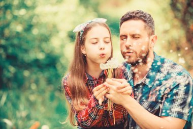 kızı ve babası karahindiba çiçeği seviyorum. aile yaz çiftliği. bahar köy ülke. küçük kız ve mutlu adam baba. dünya günü. Ekoloji. Mutlu bir aile günü. İhale anı