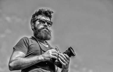 İçerik oluşturucu. Adam sakallı hipster fotoğrafçısı. Sakallı ve bıyıklı fotoğrafçı. Adam fotoğraf çekiyor. Eski ama yine de iyi. Manuel ayarlar. Fotoğrafçı vintage kamera tutun. Modern blogger