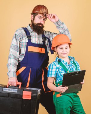 Baba ve kız atölyede. Üniformalı tamirci. Mühendisi. Küçük kız ile sakallı adam. İnşaat işçisi asistanı. Üretici veya marangoz. Çocuk yaratıcılığı. Onlar biraz mola gerekir