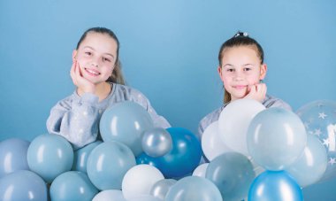 Mutluluk ve neşeli anlar. Carefree çocukluk. Kardeşler ev partisi düzenler. Eğlenceli bir kavram var. Balon teması partisi. Hava balonlar yakın kızlar en iyi arkadaşları. Bu partiye başla. Doğum günü partisi