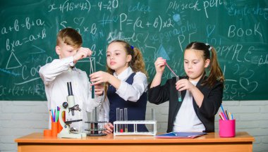 Organik kimya karbon içeren bileşiklerin incelenmesidir. Büyüleyici kimya. Temel kimyasal reaksiyonlar. Grup okulu öğrencileri okulda kimya eğitimi alır. Erkek ve kızlar kimyasal deney zevk