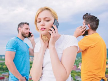 Hareket halindeyken mobil teknolojiyi kullanma. Bir grup arkadaş cep telefonlarıyla konuşuyor. Akıllı telefonları açık havada modern insanlar. Cep telefonu kullanıcıları. İnsanlar ve teknoloji. Mobil iletişim teknolojisi