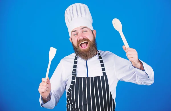 Mein Job. bärtiger Mann kocht in Küche, kulinarisch. Vegetarier. Älterer Koch mit Bart. gesunde Ernährung Kochen. Diät und Biolebensmittel, Vitamin. Koch mit Hut. Geheimrezept für Geschmack — Stockfoto