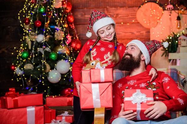 Πατέρας με γένια και κόρη κοντά στο χριστουγεννιάτικο δέντρο. Καλές Γιορτές. Ο μπαμπάς και το παιδί ανοίγουν Χριστουγεννιάτικα δώρα. Αγαπημένες παιδικές αναμνήσεις Χριστουγέννων. Ευτυχία και χαρά. Περάστε χρόνο με την οικογένειά σας — Φωτογραφία Αρχείου
