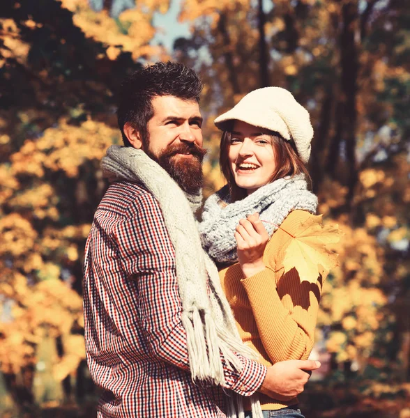 Joyeux couple dans le parc d'automne. Jeune famille s'amuser — Photo