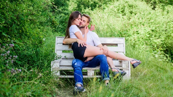 Gli innamorati si coccolano. Coppia innamorata sedersi panchina. Vacanze estive. Appuntamento romantico nel parco. Bell'uomo, bella ragazza innamorata. Fiducia e intimità. Abbraccio sensuale. Amore e romanticismo. Rilassante con tesoro — Foto Stock