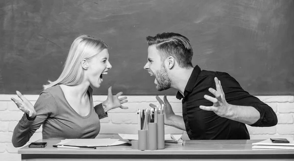 Relations klasskamrater. Studenterna kommunicerar klassrummet svarta tavlan bakgrund. Våld och mobbning. Kommunikation mellan gruppkamrater. Vänskap och relationer. Kompromisslösning. Högskole relationer — Stockfoto