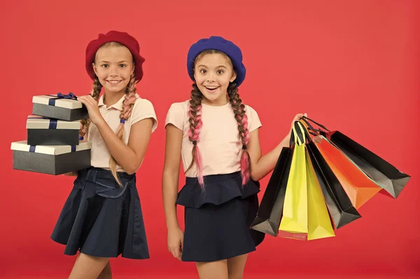 Legjobb ár. Megveszem. Látogasson el a bevásárlóközpont. Gyerekek, lányok tartsa csomó bevásárló táskák, vagy születésnapi ajándékok csomagok. Álmok valóra válnak. Boldog gyermekkor. Vásárlás koncepció. Gyermek aranyos kis lány a bevásárló túra — Stock Fotó