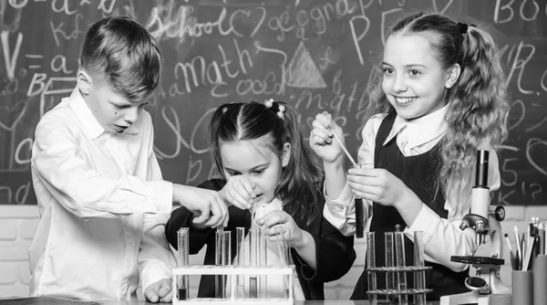 Centrándose en el trabajo. Niños pequeños en el laboratorio. estudiantes haciendo experimentos de biología con microscopio. Microscopio de laboratorio. Día de los niños. Microscopio químico. Niños pequeños aprendiendo química en el laboratorio escolar — Foto de Stock