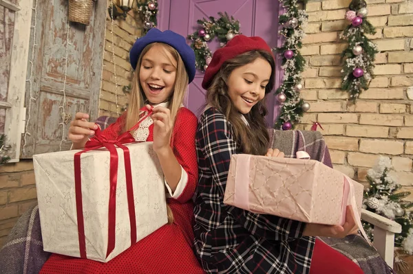 Es divertido abrir regalo de Navidad. Celebración festiva de Navidad y Año Nuevo. Las niñas felices desenvuelven cajas de regalo. Feliz Navidad y Feliz Año Nuevo. Lindos niños abren regalos de Año Nuevo — Foto de Stock