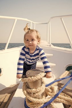 çizgili deniz gömlek komik çocuk. teknede küçük denizci. yaz tatili. çocukluk mutluluğu. yolculuk keşfi. Ulaşım. yat yolculuğunda mutlu küçük çocuk. Deniz yolculuğu. yolculuk konsepti