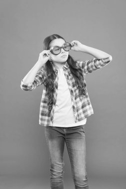 Güneş gözlüğü aksesuarı. Görme yetisini geliştir. Kız gözlük takıyor. Optik ve görme tedavisi. Etkili egzersiz gözleri yakınlaşıyor. Görme yetisiyle mutlu bir çocuk. Görme ve göz sağlığı