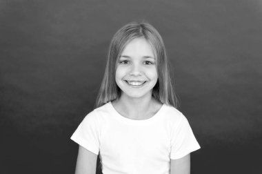 Samimi duygular. Parlak bir gülümseme kavramı. Kız yüz kırmızı arka plan üzerinde gülümseyen mutlu. Duygusal çocuk neşeli güler yüz. Neşeli sevimli kız gülümsüyor. Olumlu ve iyimser. Neşeli ruh