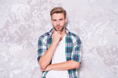 Günlük kıyafet. Model giyim mağazası. Kara Cuma indirimli. Rahat hissediyorum. Erkek giyim ve şık kıyafetler. Yakışıklı sıradan bir adam gibi görünüyor. Erkek kılları günlük kıyafet giyer. Erkeklik kavramı