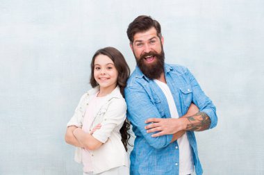 Babam her zaman oradadır. Mutlu baba ve sevimli küçük kızı gri arka plan üzerinde gülümseyen. Sakallı baba ve küçük kız çocuk rahat tarzı gülümseyen giyiyor. Babam benim aşkım.