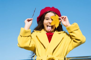 Deliriyorum. Yaprak düşer. En sevdiğim sezon. Hava çok güzel. Paris 'li kız modası. Okul zamanı. Akçaağaç şurubu. Kanada. Mutlu küçük kız. Sonbahar çocuk modası. Akçaağaç yaprağı. Fransız bereli çocuk.