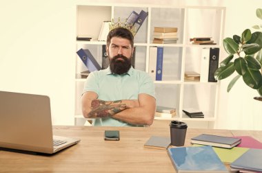 Üst düzey yönetici merkez ofisi. Kendine güvenen patron zaferin tadını çıkarıyor. Baş ve patron kavramı. Ofisin kralı. Büyüklükten bıktım. Bölüm başkanı. Adam sakallı yönetici işadamı girişimci altın taç giymek