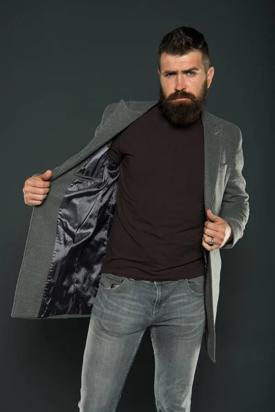 Casaco quente. Roupa diária. Moda de queda. Manter o olhar masculino. Homem hipster brutal. Hipster usando roupas casuais. Hipster com barba e corte de cabelo elegante. Homem barbudo estilo moderno hipster — Fotografia de Stock