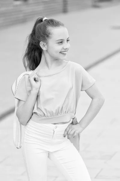 Moda este viața ei. Aspectul de moda al modelului vogue mic. O fată adorabilă de modă în ziua de vară. Copil la modă în modă casual pe strada orașului — Fotografie, imagine de stoc