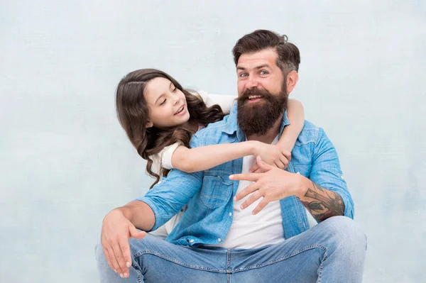 Honrar pais e celebrar a paternidade. Pequena filha abraçando o pai no dia dos pais. Homem barbudo e criança pequena celebrando juntos o dia internacional dos pais. Dia feliz dos pais — Fotografia de Stock