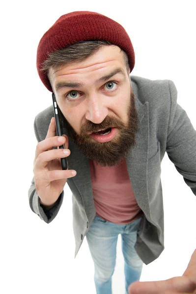 Concept d'appel mobile. Importante conversation. Homme barbu hipster tenir téléphone portable fond blanc. Le mec élégant utilise le téléphone portable. Difficultés de communication mobile. Téléphone intelligent Hipster ami — Photo
