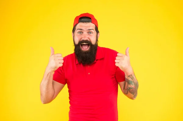 Pulgares arriba. Aprobar o recomendar el concepto. Hombre sonrisa feliz cara sin afeitar muestra pulgares hacia arriba gesto fondo amarillo. Hombre feliz alegre apoyo facial o recomendar. Chico feliz expresión emocional — Foto de Stock