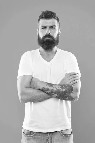 Baard verdeelt de jongen van de man. Blanke man die een baard groeit om eruit te zien als een hipster. Bearded man met mode baard en kapsel. Brute man met lange baard haren en snor — Stockfoto