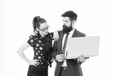 Mali göstergeler. Dizüstü bilgisayar kullanan bir çift. İş kadını ne olduğunu kontrol et. Patroniçe iş göstergelerinden memnun. Menajer sonuç verdi. İş raporları. Mali rapor