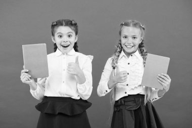 Eğlenceli eğitim için sevimli kırtasiye satın alın. Kırtasiye saplantısıyla ünlü kızlar. Kız çocuk okul üniforması kitap tutun. Liseli kız günlük not defterini gösteriyor. Okul malzemeleri kavramı. Okul kırtasiye