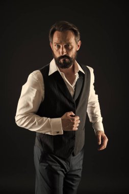 Şık kıyafet olgun adam. Bak, siluet iyi bak. Yaşına göre giyinmeyi. Şıklığı ve erkek tarzı. Resmi kıyafeti. Şık tarzı. Adam beyaz gömlek ve klasik yelek kıyafet adam sakallı
