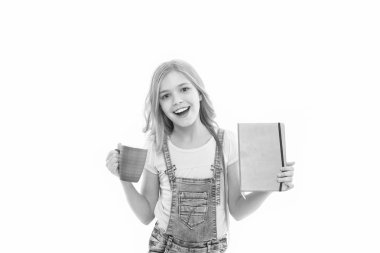 Mutlu içine kapanık. Kitap okuma boş zaman harcamak. Sakin ol molası. Kitap okurken çay içme. İçkiyle rahatlatıcı. Hoş etkinliği okuma. Kız çocuk kitap ve çay bardağı ile beyaz izole