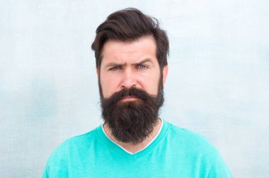 Krem arzulanan görünüş için. Hippi berber. Berber konsepti. Erkeklik ve vahşet. Berber ve kuaför servisi. Şık bıyıklı sakallı adam. Yüz kıllarının da kondisyona ihtiyacı var