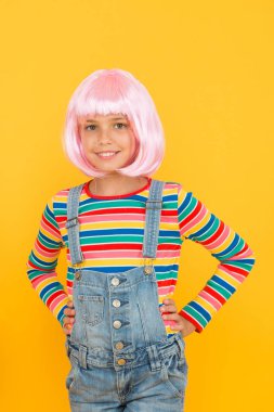 Fantezi saç modeli. Parlak canlı saç stili olan kız çocuğu. Yapay peruk konsepti. Pigment boya kılı. Kendini ifade etme özgürlüğü. Çocukların saçlarını boyamak harika bir üst sınıf kostüm. Rengi değiştir