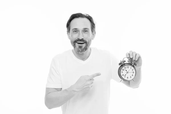 Exact la timp. Bărbat cu barbă tip matur ține ceasul izolat pe alb. Omul cu barbă verifică cât e ceasul. Abilități de gestionare a timpului. Program personal și regim zilnic. Ceas deşteptător dimineaţa — Fotografie, imagine de stoc