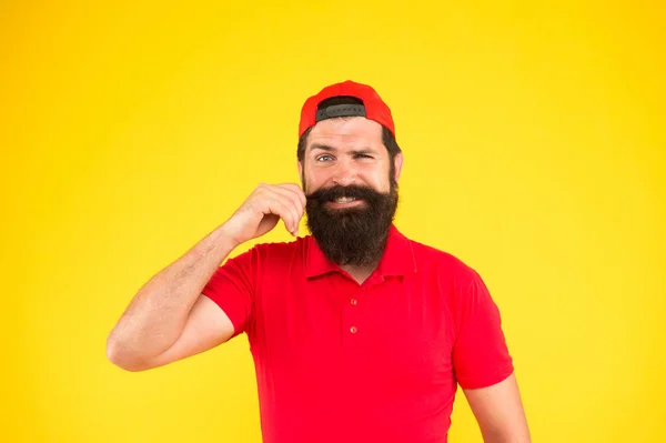 Estou a sentir-me fantástico. Homem barbudo hipster torcendo bigode fundo amarelo. Salão de barbeiro. Guia de preparação de bigode. Um tipo bonito e hipster a tocar no bigode. Dicas para crescer e manter o bigode — Fotografia de Stock