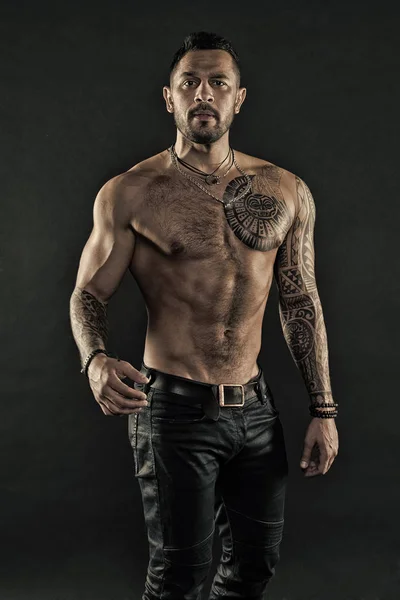Pohledný muž fit pózuje na sobě džíny s tetováním. Tattoo art. Pohledný muž shirtless svalnaté džínám tmavé pozadí. Svalnatý vytetované sportovec pohled atraktivní. Koncepce sportu a módy — Stock fotografie