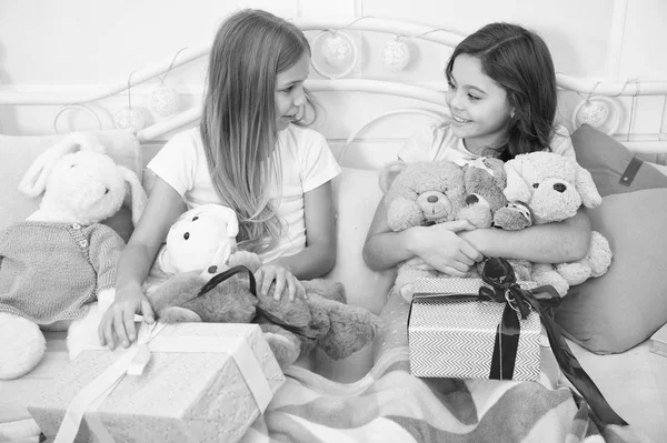 新年惊喜。快乐的小孩拿着礼品盒。床上带着礼物的可爱的小女孩。圣诞节早上打开礼物。一个接一个地打开礼物。圣诞快乐, 新年快乐 — 图库照片