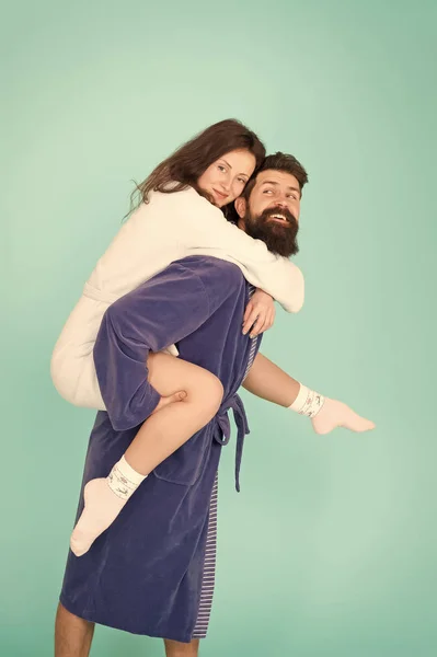 Je m'amuse. femme et homme barbu en robe. Parfait matin. Bonne famille. couple romantinc amoureux. couple familial romantique en peignoir de bain. robe pour couple marié. relations amoureuses. matin romantique — Photo