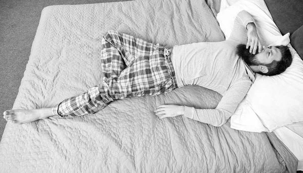 Rahat rüyalar. uykuda ve uyanık. enerji ve yorgunluk. sakallı adam hipster sabah uyku. yatak odasında acımasız uykulu adam. yatakta pijama sakallı olgun erkek. Bayılmak için rahat bir yer — Stok fotoğraf
