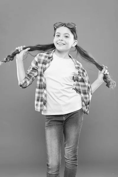 La vista y la salud ocular. Mejora la vista. Las chicas usan anteojos. Protección ultravioleta crucial mientras que la polarización más preferencia. Óptica y vista. Niño feliz buena vista. Accesorio de verano —  Fotos de Stock