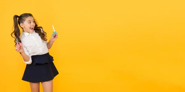 Ψαλίδι ανάπτυξη της δράσης κοπής. Ευτυχισμένο κορίτσι κρατώντας ψαλίδι σε κίτρινο φόντο. Μικρό παιδί που χαμογελάει με ψαλίδι για να κόψει χαρτί. Μικρό παιδί με ψαλίδι για μάθηση χειροτεχνίας, αντίγραφο χώρου — Φωτογραφία Αρχείου