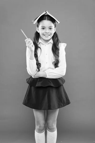 Allt är under kontroll. Hantera skolstress. Flicka barn hålla bok. Skolflicka studerar lärobok. Kid-skolans uniformsbok. Spännande om kunskap. Livskvot och positivitet — Stockfoto