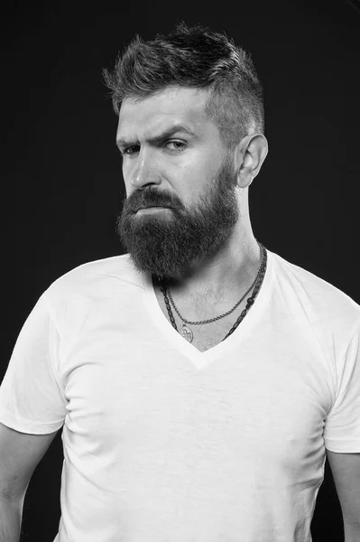 La masculinidad Hipster. Brutal hipster sobre fondo negro. Hipster caucásico con pelo grueso de barba y corte de pelo elegante. Hombre barbudo en estilo hipster de moda —  Fotos de Stock