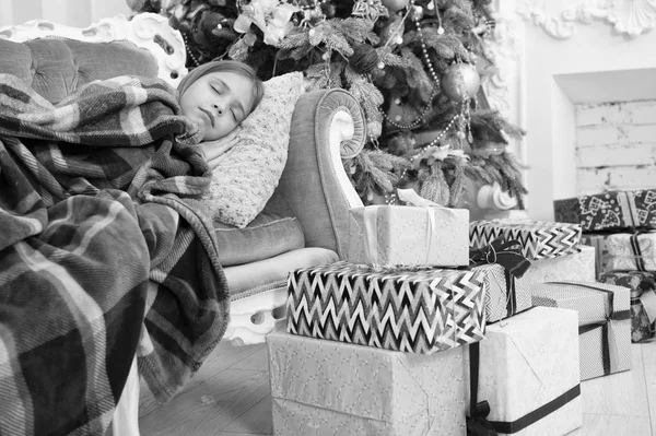 새해 복 많이 받으세요. 겨울입니다. 크리스마스 트리와 선물 크리스마스 온라인 쇼핑입니다. 가족 휴일입니다. 크리스마스 전에 아침입니다. 작은 소녀 잠. 아이 휴가 즐길 수 있습니다. 임 대기 — 스톡 사진