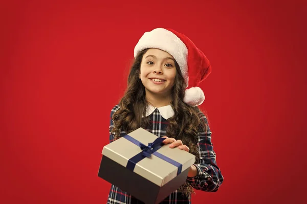 Niña con sombrero rojo de santa. Compras de Navidad. Fiesta de año nuevo. Chico Santa Claus. Feliz Navidad y Feliz Año Nuevo. Regalo para Navidad. Infancia. Felices fiestas de invierno. Niña pequeña —  Fotos de Stock